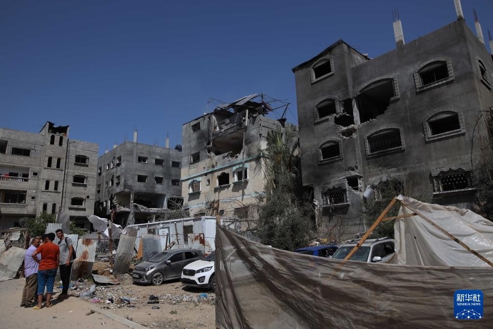 這是6月8日在加沙地帶中部努賽賴特難民營拍攝的在以軍襲擊中受損嚴(yán)重的房屋及車輛。新華社發(fā)（馬爾萬·達(dá)烏德攝）