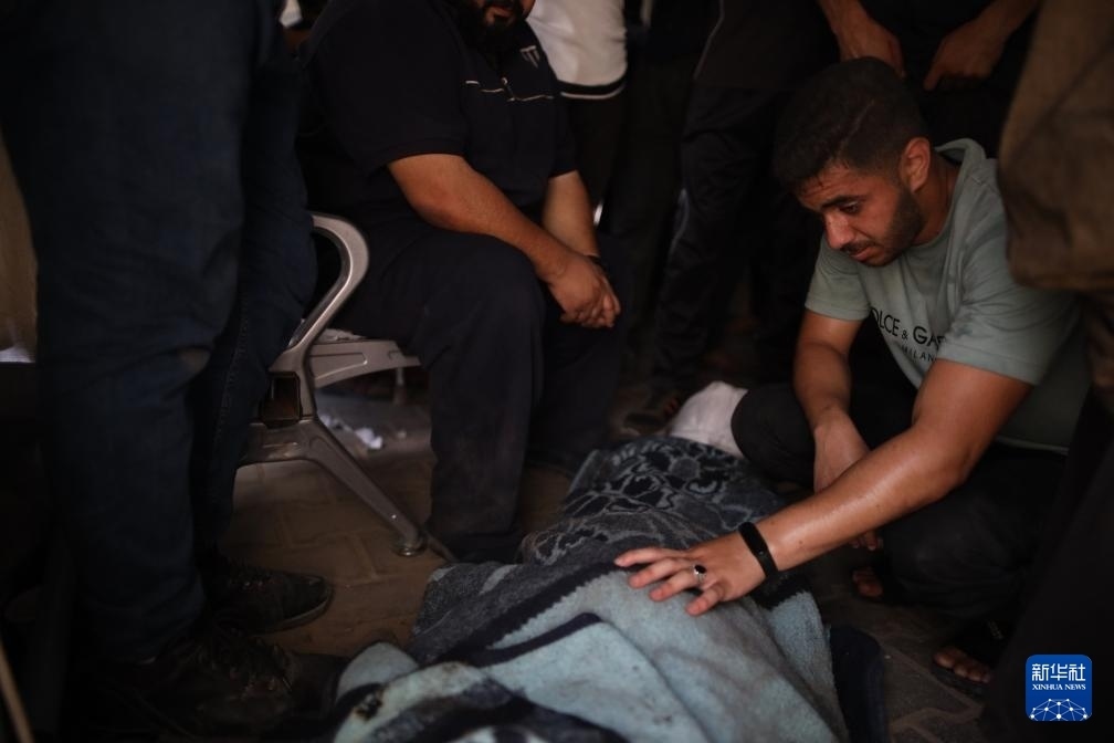 這是6月8日在加沙地帶中部努賽賴特難民營拍攝的以軍襲擊受害者。新華社發(fā)（馬爾萬·達(dá)烏德攝）