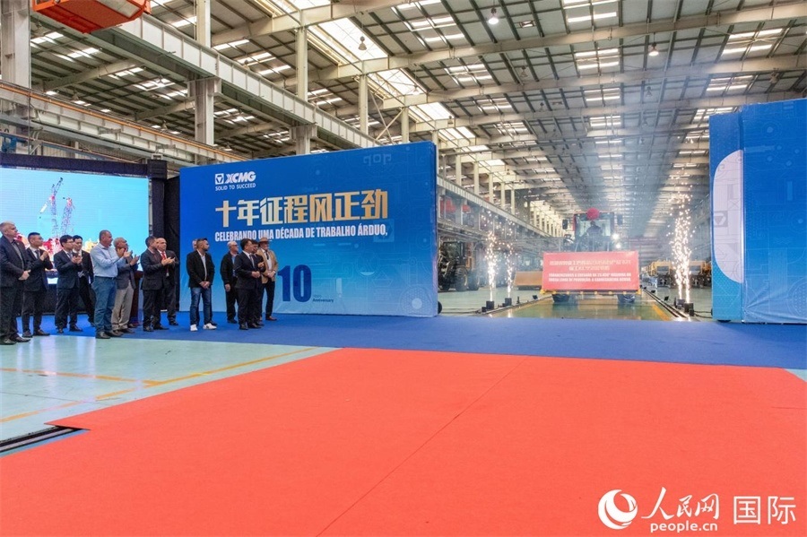 儀式上，米納斯吉拉斯州、波蘇阿雷格里市政府官員，徐工巴西制造的供應商、經(jīng)銷商、客戶伙伴、員工代表和在巴中資機構代表等，一起祝賀徐工巴西制造第23456臺產品下線并交付客戶。 人民日報社拉美中心分社 威廉·科埃略·維亞納攝
