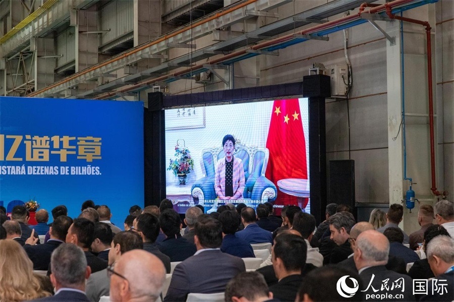 中國駐里約熱內盧總領事田敏在視頻致辭中表示，中國是米納斯吉拉斯州第一大貿易伙伴和重要投資來源國。近年來，雙方在貿易投資、科技創(chuàng)新、裝備制造、人文交流等領域開展了富有成果的合作。 人民日報社拉美中心分社 威廉·科埃略·維亞納攝