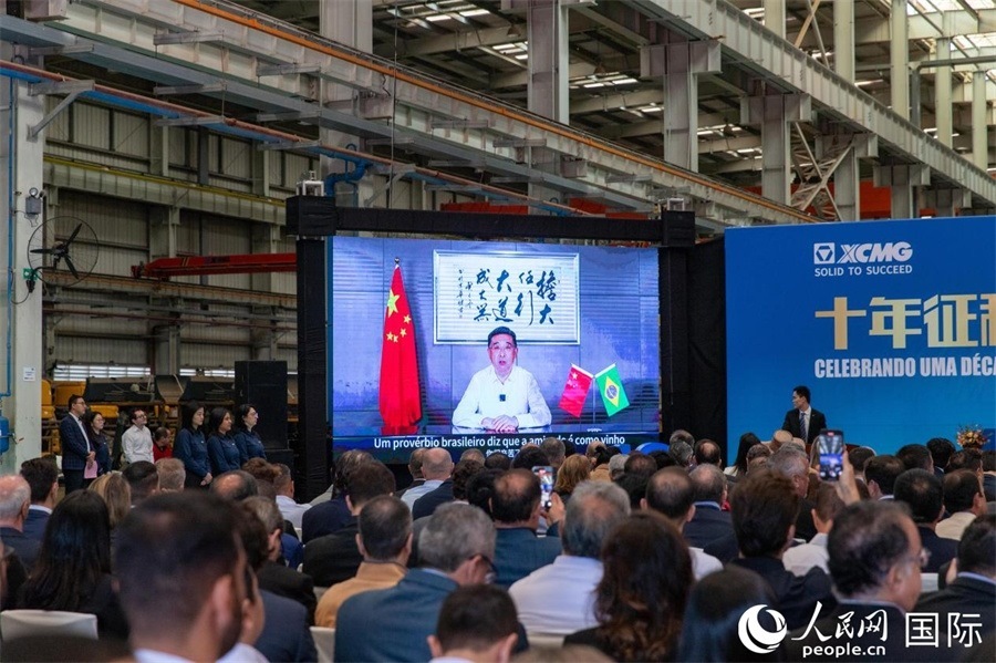 徐工集團、徐工機械董事長楊東升在視頻致辭中表示，徐工作為中國工程機械的排頭兵，堅定不移實施國際化主戰(zhàn)略，投資運營的徐工巴西制造基地成為見證中巴友誼的標桿示范。 人民日報社拉美中心分社 威廉·科埃略·維亞納攝