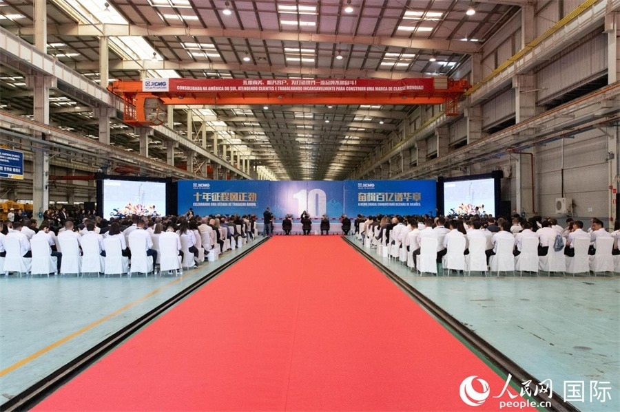 當?shù)貢r間6月6日，徐工巴西制造有限公司（以下簡稱“徐工巴西制造”）投產運營10周年暨第23456臺產品下線儀式在巴西米納斯吉拉斯州波蘇阿雷格里市徐工巴西制造基地舉行。 人民日報社拉美中心分社 威廉·科埃略·維亞納攝