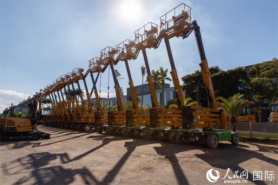 在徐工巴西制造生產基地，一批完成生產的設備正準備交付客戶。 人民日報社拉美中心分社 威廉·科埃略·維亞納攝