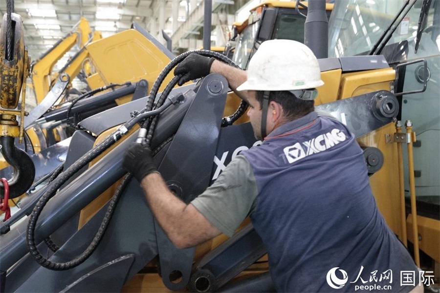 一名徐工巴西制造基地的當?shù)貑T工正在進行設備安裝和調試。 人民日報社拉美中心分社 威廉·科埃略·維亞納攝