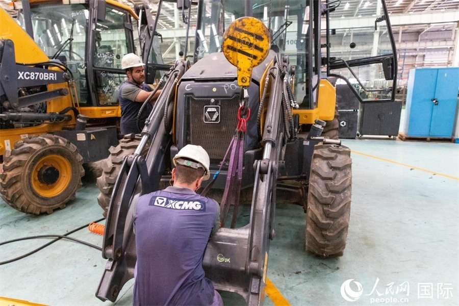 兩名徐工巴西制造基地的當?shù)貑T工正在進行設備安裝和調試。 人民日報社拉美中心分社 威廉·科埃略·維亞納攝