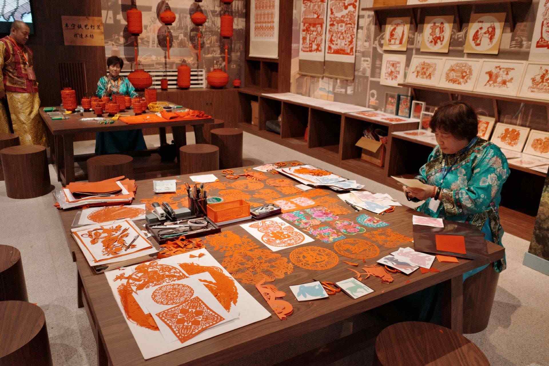 “氣象萬千——中國非遺保護實踐主題展”上，非遺傳承人現(xiàn)場展示。人民網(wǎng)記者 劉微攝