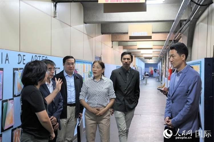 中國駐里約總領(lǐng)館商務(wù)參贊敬艷輝（右一）等嘉賓在里約孔院中方院長孫艷萍（左一）帶領(lǐng)下，參觀薩繆爾·韋納公立學(xué)校的中文教室，了解該校中文教學(xué)軟硬件設(shè)施。人民網(wǎng)記者 時元皓攝