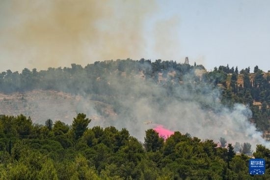 6月12日，以色列北部加利利地區(qū)遭受火箭彈襲擊后冒出滾滾濃煙。新華社發(fā)（阿亞爾·馬戈林?jǐn)z/基尼圖片社）