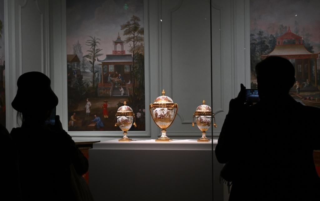 4月1日，觀眾在北京故宮參觀“紫禁城與凡爾賽宮——17、18世紀(jì)的中法交往”展覽。新華社記者金良快攝