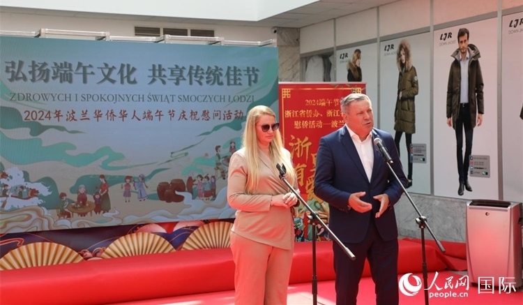 皮耶霍欽斯基（右）在活動上致辭。人民網記者 李增偉攝