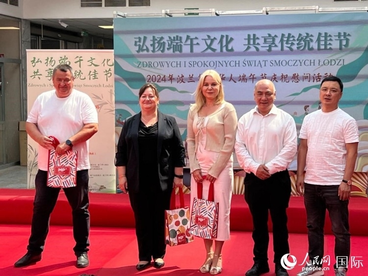 向波蘭友人發(fā)放端午節(jié)慰問品。人民網記者 李增偉攝