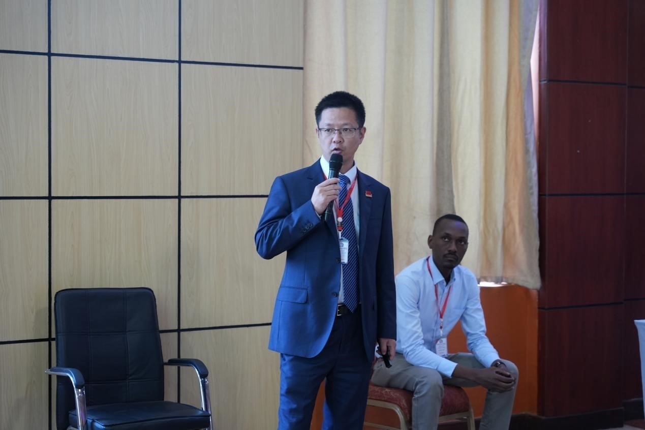 醫(yī)療隊(duì)隊(duì)長(zhǎng)蔣國(guó)慶在講課中