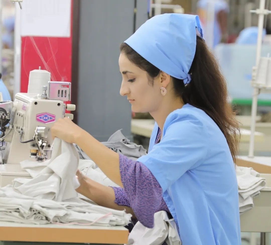 當(dāng)?shù)毓と苏谶M(jìn)行成衣縫紉。胡澤曦攝