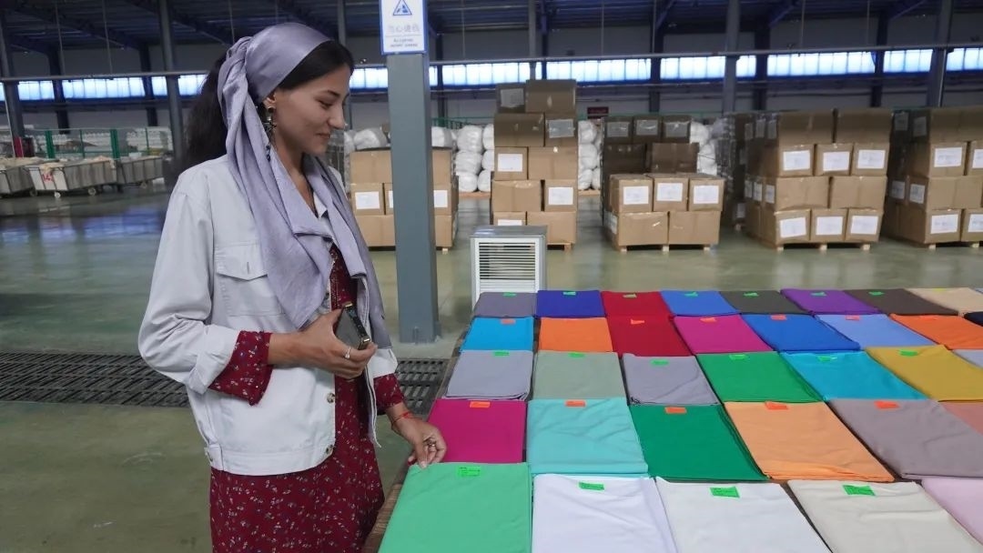 當(dāng)?shù)毓と苏跈z驗成品。曲頌攝