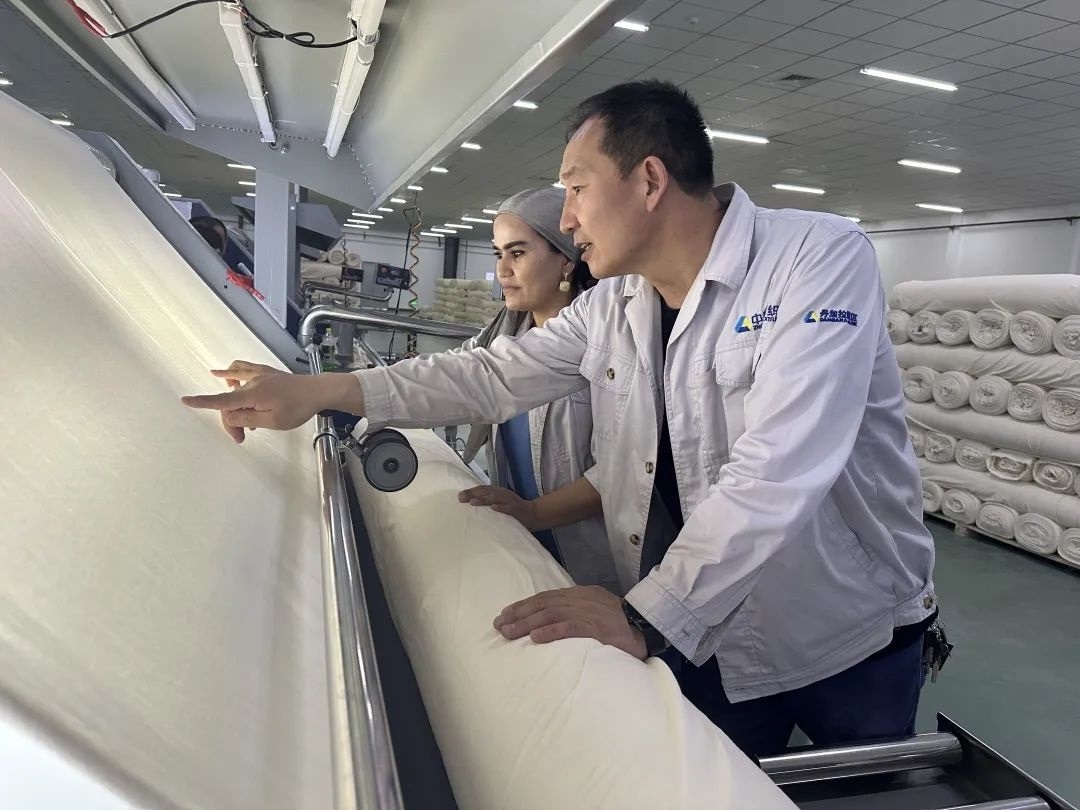 中方技術(shù)人員正在指導(dǎo)當(dāng)?shù)毓と?。屈佩攝