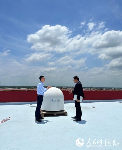 中泰兩國技術人員交流低軌寬帶衛(wèi)星互聯(lián)網(wǎng)運行情況。人民網(wǎng)記者 簡承淵攝