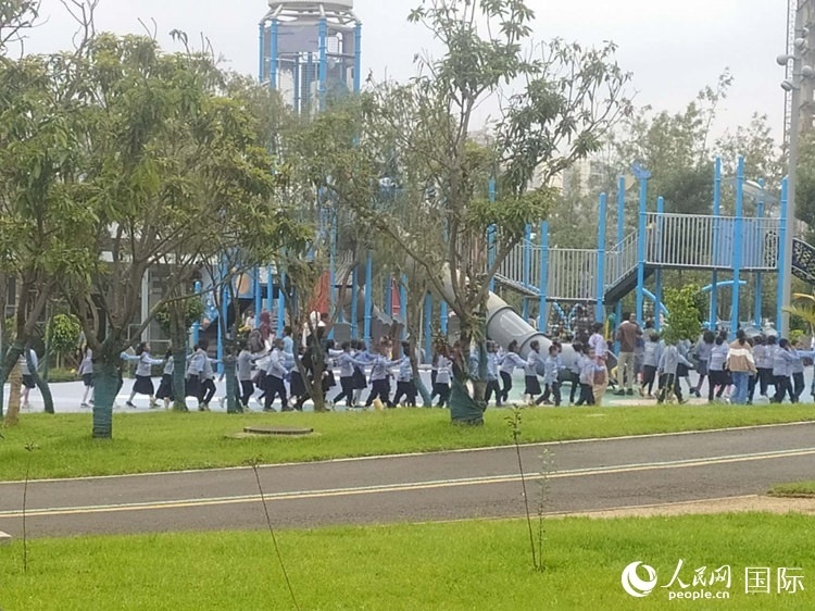 當(dāng)?shù)貎和诠珗@做游戲。人民網(wǎng)記者 黃培昭攝