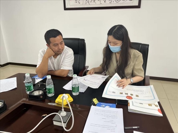 成都市溫江區(qū)市場監(jiān)管局在區(qū)農(nóng)副產(chǎn)品流通交易中心為商戶上門辦理“個轉(zhuǎn)企”登記。成都市市場監(jiān)管局供圖