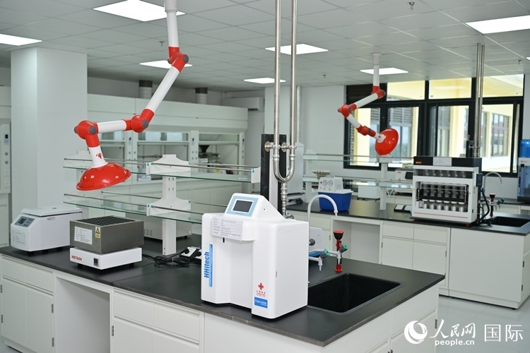 援緬甸國家疾控中心實驗室內(nèi)。人民網(wǎng)記者 謝佳君攝