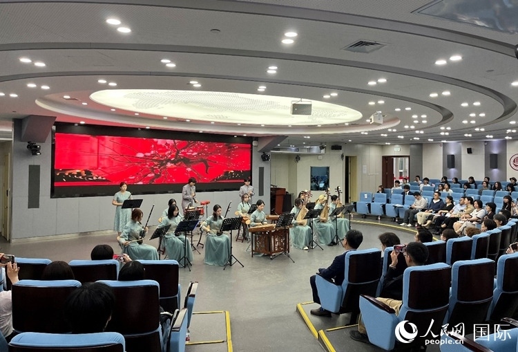 北京第二外國語學(xué)院學(xué)生帶來民樂表演。人民網(wǎng)記者 陳思攝