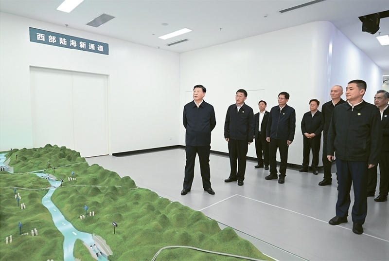 2023年12月14日至15日，中共中央總書記、國家主席、中央軍委主席習(xí)近平在廣西考察。這是14日上午，習(xí)近平在南寧市考察中國—東盟信息港股份有限公司，結(jié)合平陸運河沙盤聽取西部陸海新通道骨干工程建設(shè)匯報。 新華社記者 謝環(huán)馳/攝