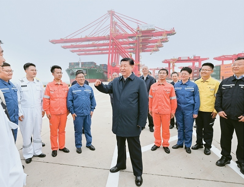 2024年5月22日至24日，中共中央總書記、國家主席、中央軍委主席習(xí)近平在山東考察。這是22日下午，習(xí)近平在日照港親切慰問港口科技工作者、運營人員、航運人員。 新華社記者 謝環(huán)馳/攝