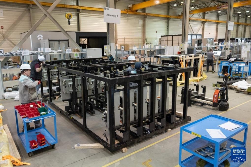 2024年1月26日，在匈牙利比奧托爾巴吉，員工在蔚來(lái)能源歐洲工廠工作。新華社發(fā)（弗爾季·奧蒂洛 攝）