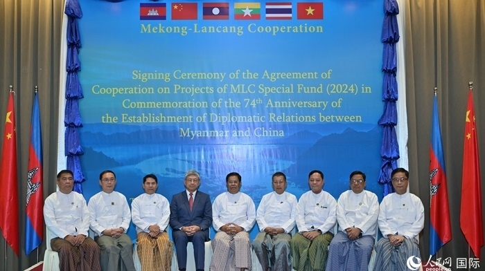 中國駐緬甸大使陳海（左四）與緬方執(zhí)行部委部長合影。人民網(wǎng)記者 謝佳君攝