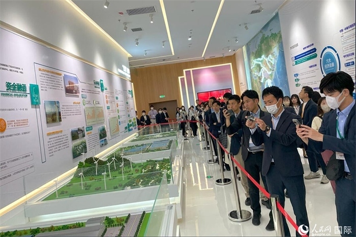 日本創(chuàng)價學會青年代表團在烏魯木齊市文化中心規(guī)劃館參觀。人民網記者 張麗婭攝