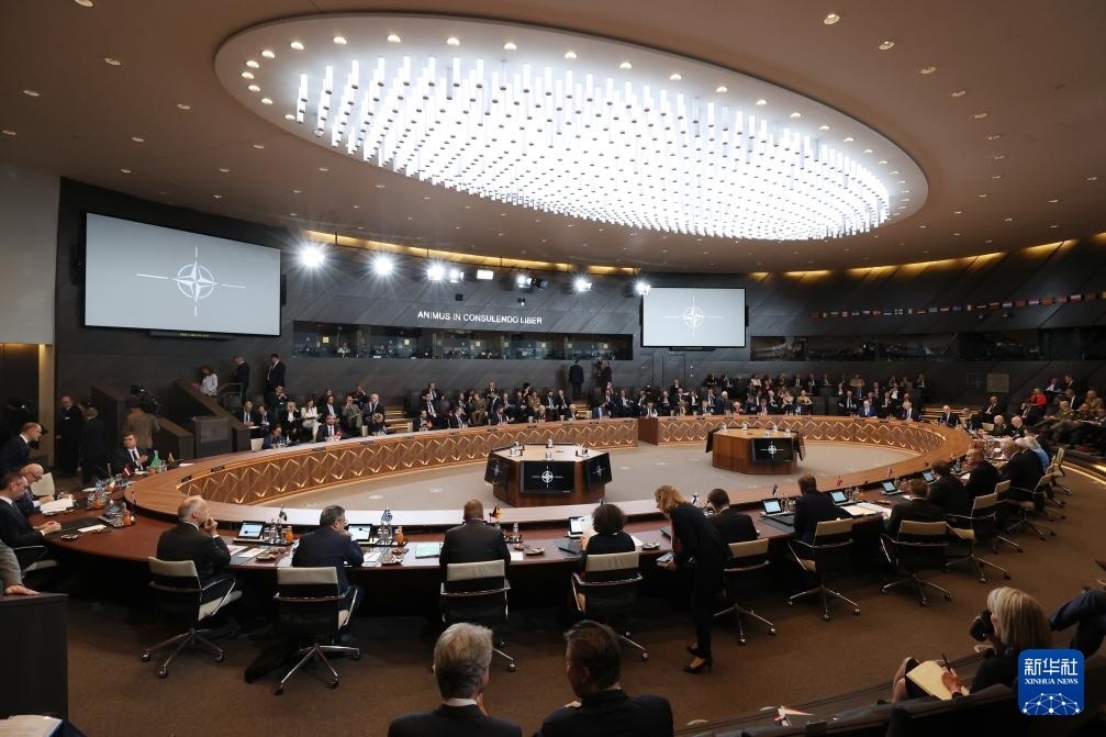 這是6月14日在比利時布魯塞爾北約總部拍攝的北約防長會現(xiàn)場。新華社記者 趙丁喆 攝