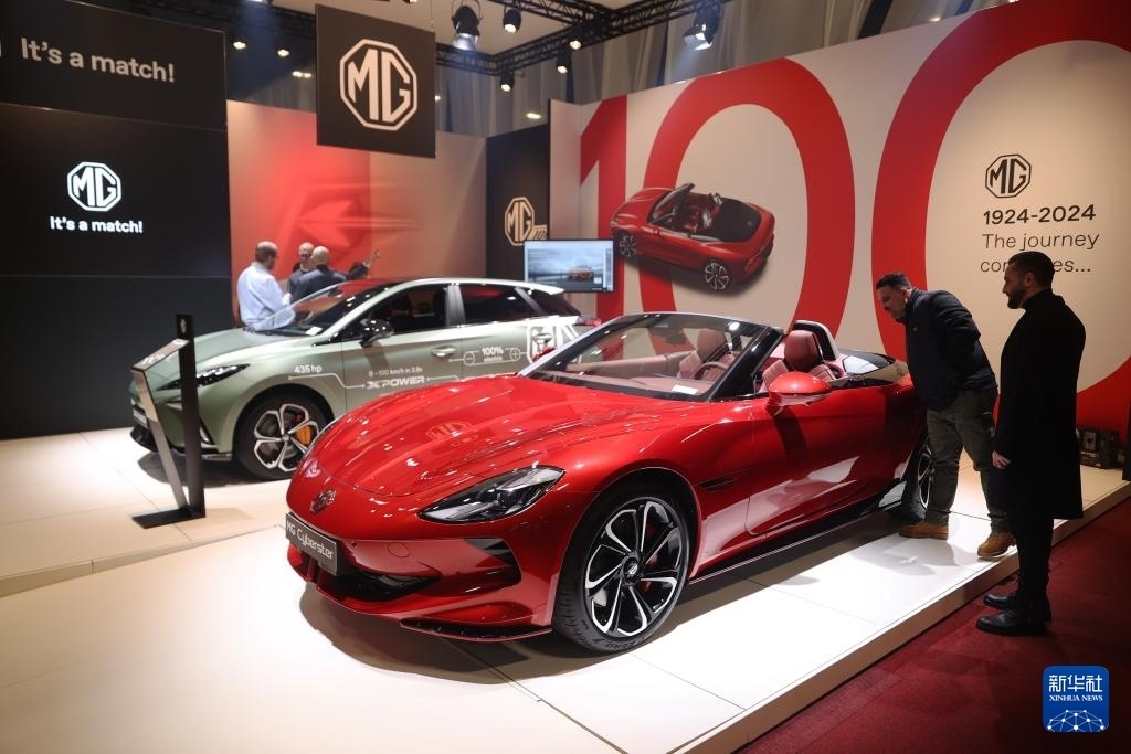 2024年1月17日，人們?cè)诒壤麜r(shí)布魯塞爾舉辦的2024布魯塞爾汽車展上參觀上汽名爵電動(dòng)汽車。新華社記者 趙丁喆 攝