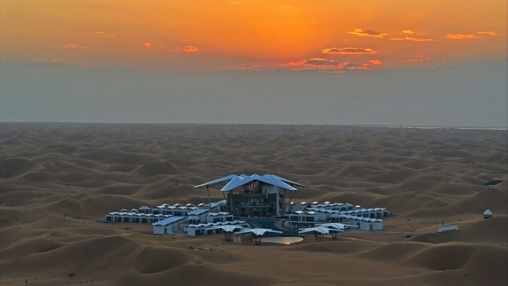 這是位于寧夏中衛(wèi)市沙坡頭景區(qū)的星星酒店（2023年9月6日攝，無人機(jī)照片）。新華社記者 王鵬 攝