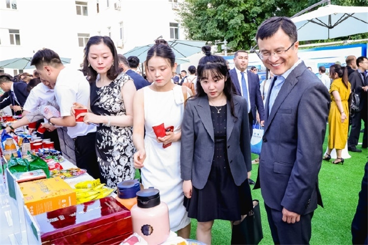 與會嘉賓參觀品鑒上合組織農(nóng)業(yè)基地特產(chǎn)。主辦方供圖