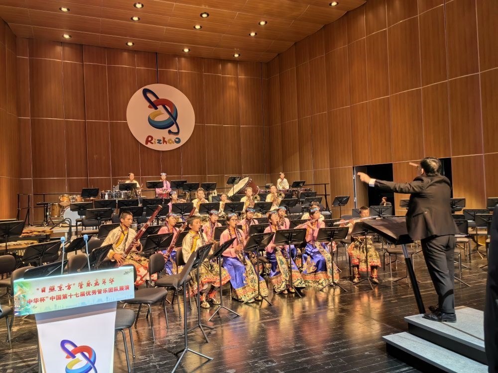 5月4日，來自果洛西寧民族中學(xué)的果洛州青少年管樂團(tuán)在山東省日照市演出。