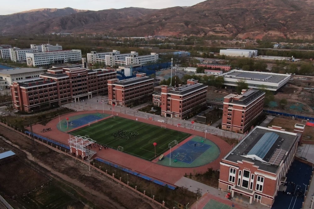2021年4月28日拍攝的果洛西寧民族中學(xué)（無人機(jī)照片）。