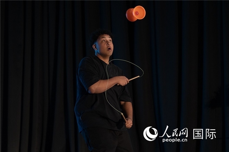 參賽選手表演的抖空竹如行云流水。人民日報非洲中心分社 希拉茲·莫林攝