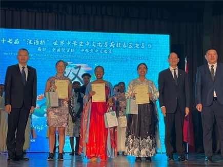 李旭東教育參贊（左一）與赴華參賽選手等合影留念。（圖片來源：孔子課堂）