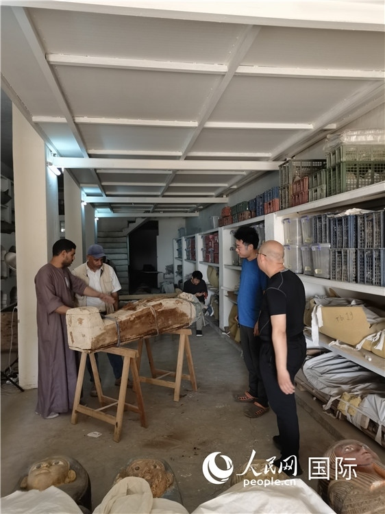 圖為中埃薩卡拉新出土文物數(shù)字化調(diào)查與研究項目團隊在工作現(xiàn)場。