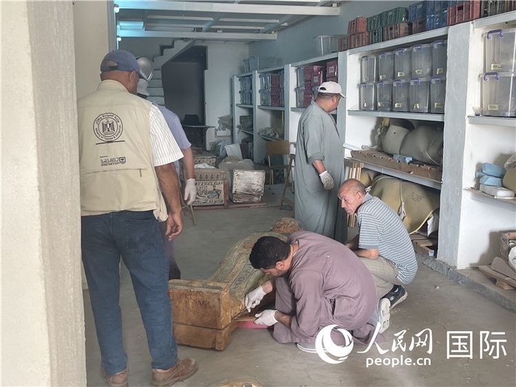 圖為中埃薩卡拉新出土文物數(shù)字化調(diào)查與研究項目團隊在工作現(xiàn)場。薛江攝
