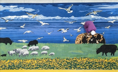 在青海省西寧市圣源地毯集團有限公司生產(chǎn)車間，操作工檢查毯面、拔花刺（2023年2月4日攝）。新華社記者 才揚 攝