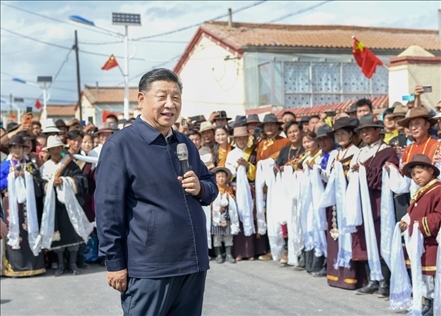 2021年6月7日至9日，習近平總書記在青?？疾臁＿@是8日下午，習近平在海北藏族自治州剛察縣沙柳河鎮(zhèn)果洛藏貢麻村考察時，同村民們親切交流。新華社記者 謝環(huán)馳 攝