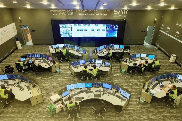 圖為運(yùn)營指揮中心一景。中國鐵建供圖