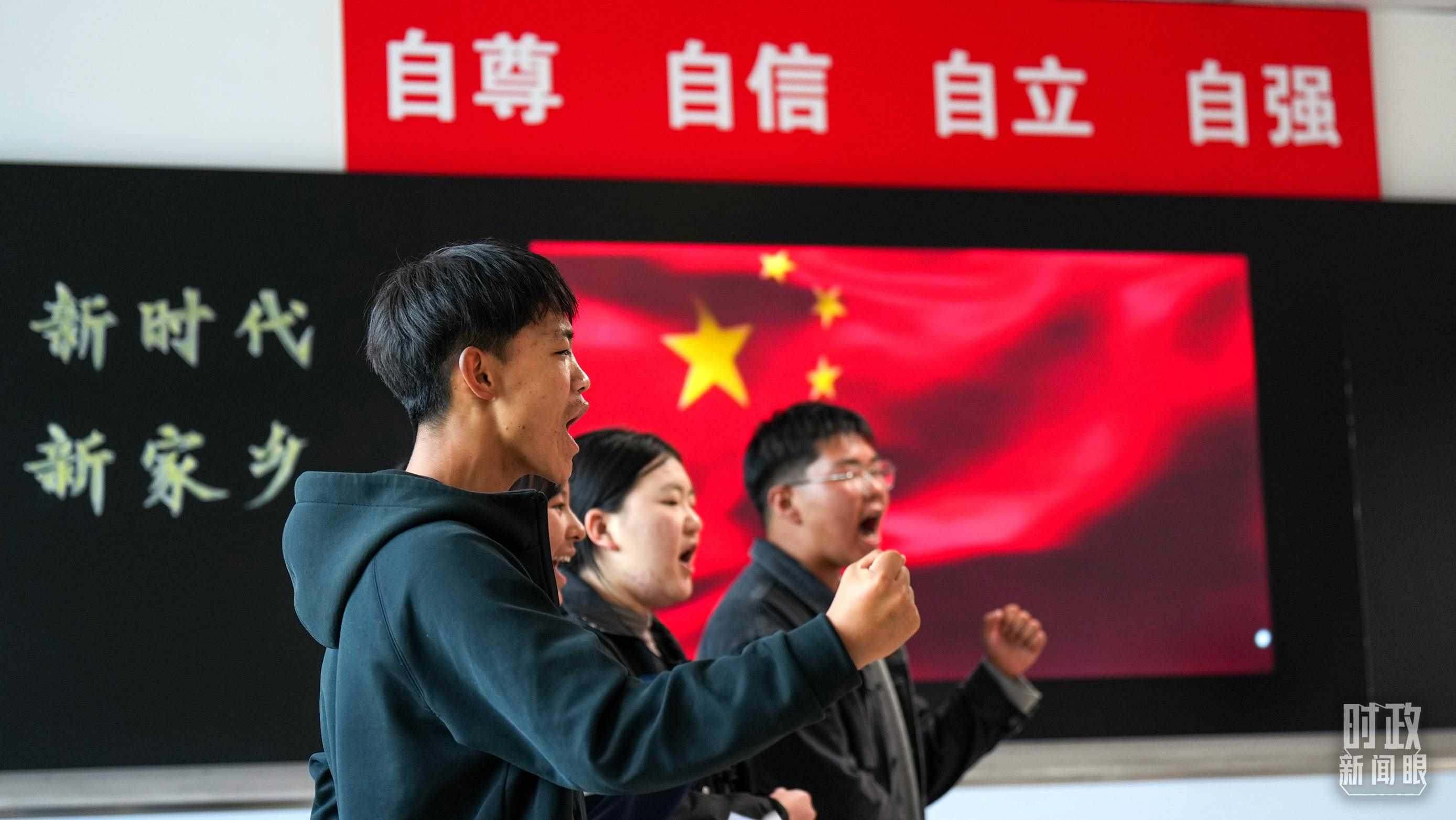 △果洛西寧民族中學(xué)高一（1）班的“新時(shí)代、新家鄉(xiāng)”主題思政課。（總臺(tái)央視記者許永松、國(guó)廣記者李晉拍攝）