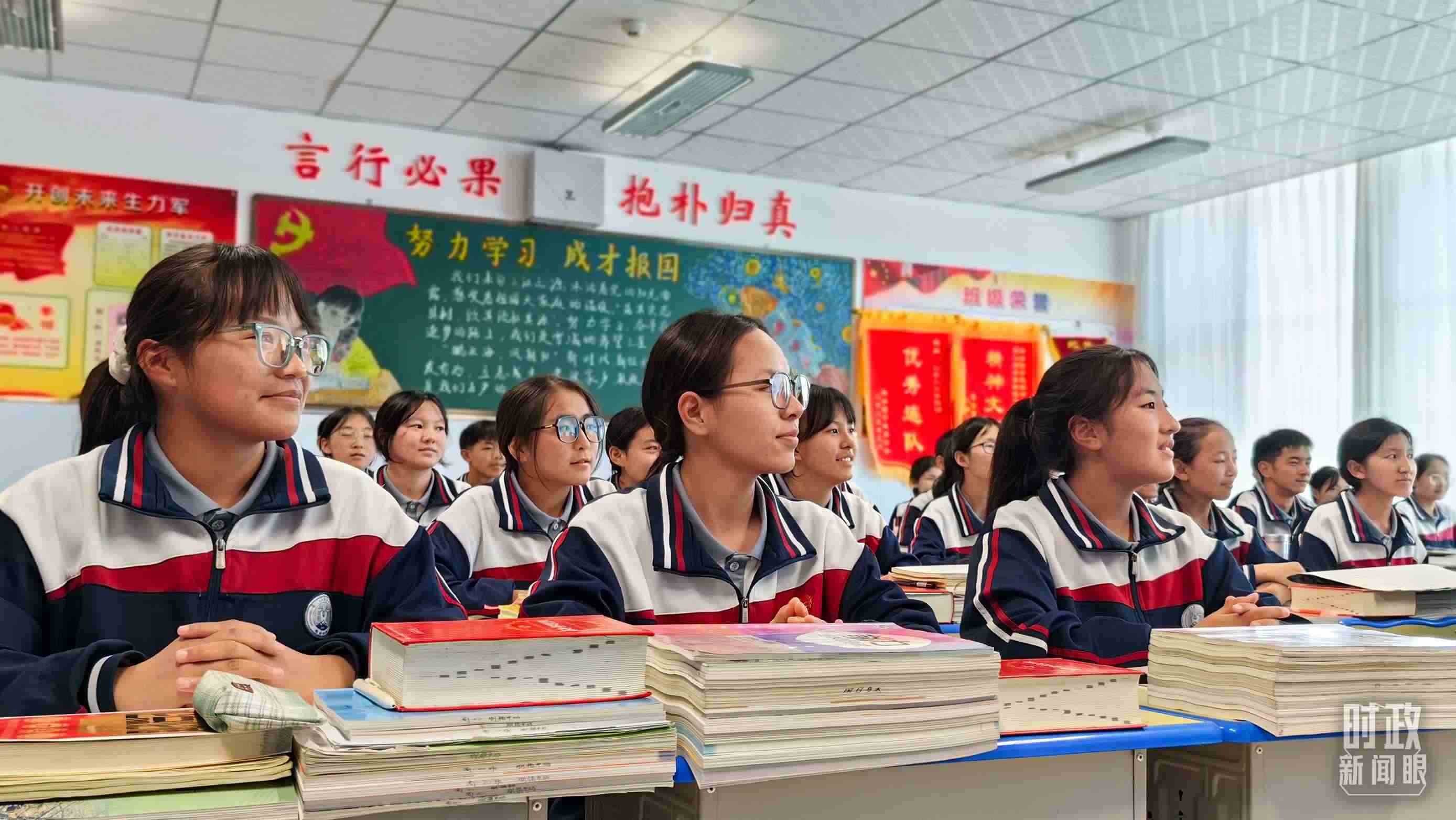 △果洛西寧民族中學(xué)高一（1）班的“新時(shí)代、新家鄉(xiāng)”主題思政課。（總臺(tái)央視記者段德文拍攝）