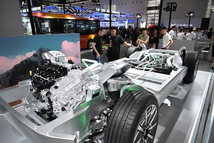 這是在博覽會(huì)現(xiàn)場(chǎng)拍攝的一款智能網(wǎng)聯(lián)汽車平臺(tái)架構(gòu)（6月20日攝）。新華社記者 孫凡越 攝