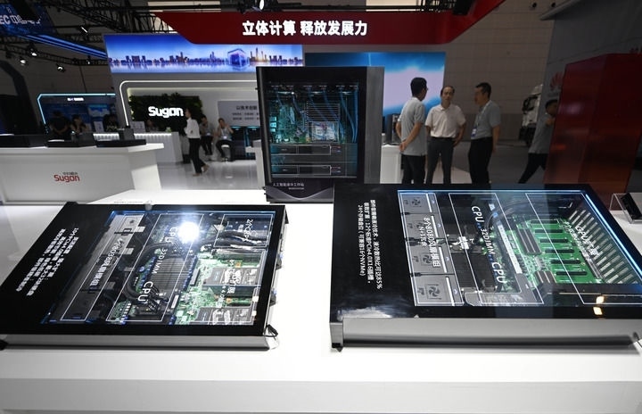 這是6月20日在博覽會(huì)上拍攝的中科曙光展區(qū)的一臺(tái)人工智能服務(wù)器。新華社記者 趙子碩 攝