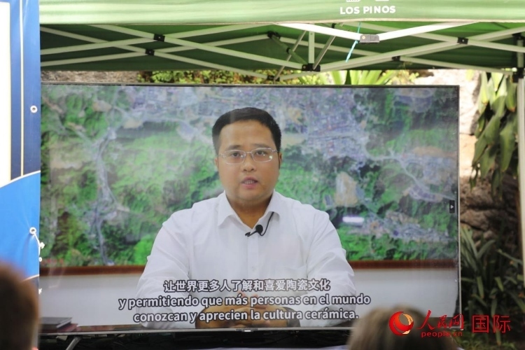 德化縣人民政府縣長方俊欽視頻致辭。人民網(wǎng) 埃內(nèi)斯托·多明戈斯攝