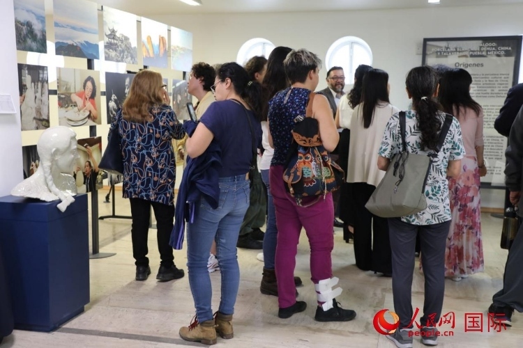 在展覽現(xiàn)場，觀眾們駐足欣賞德化白瓷和墨西哥彩瓷。人民網(wǎng) 埃內(nèi)斯托·多明戈斯攝