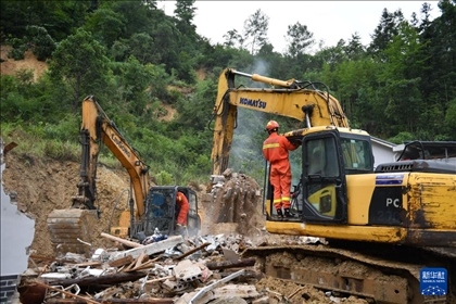 6月23日，救援人員在魚市鎮(zhèn)斗溪村龍?zhí)两M山體滑坡現(xiàn)場(chǎng)開展救援工作。新華社記者 陳振海 攝