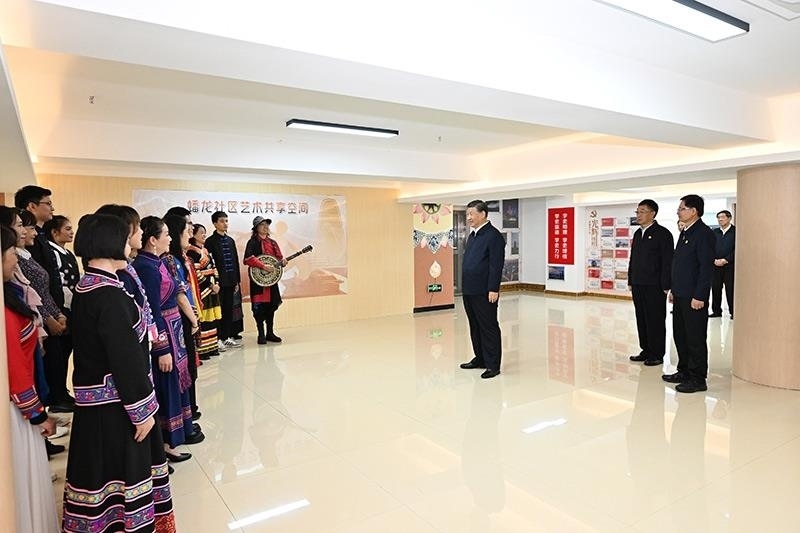 2023年12月14日，習(xí)近平總書(shū)記在廣西南寧市良慶區(qū)蟠龍社區(qū)黨群服務(wù)中心文體活動(dòng)室同社區(qū)居民親切交流。